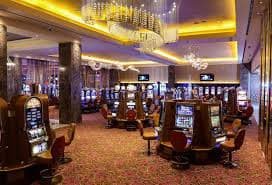 www789 Myanmar ကစားသမားများ Mobile APP ဖြင့် Online Casino ကစားနေသောပုံ
